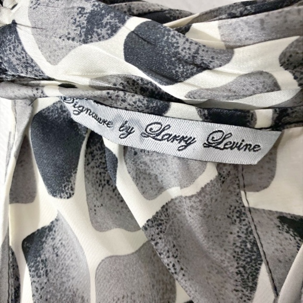 Signature by Larry Levine Black and White Giraffe Print Silky Sleeveless Blouse - Picture 7 of 11